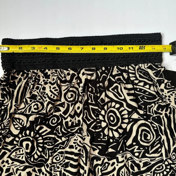 Robert Louis Shorts Womens Sz Medium Black Pull On geometric Print High waist - Picture 3 of 4